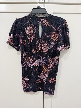 Free People black combo floral print blouse features keyhole chest opening sz S